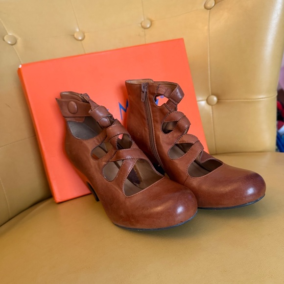 ✨ Miz Mooz Tillman Cutout Heel Booties — Whiskey Brown Pumps — Size 9 — NEW ✨ - Picture 9 of 10